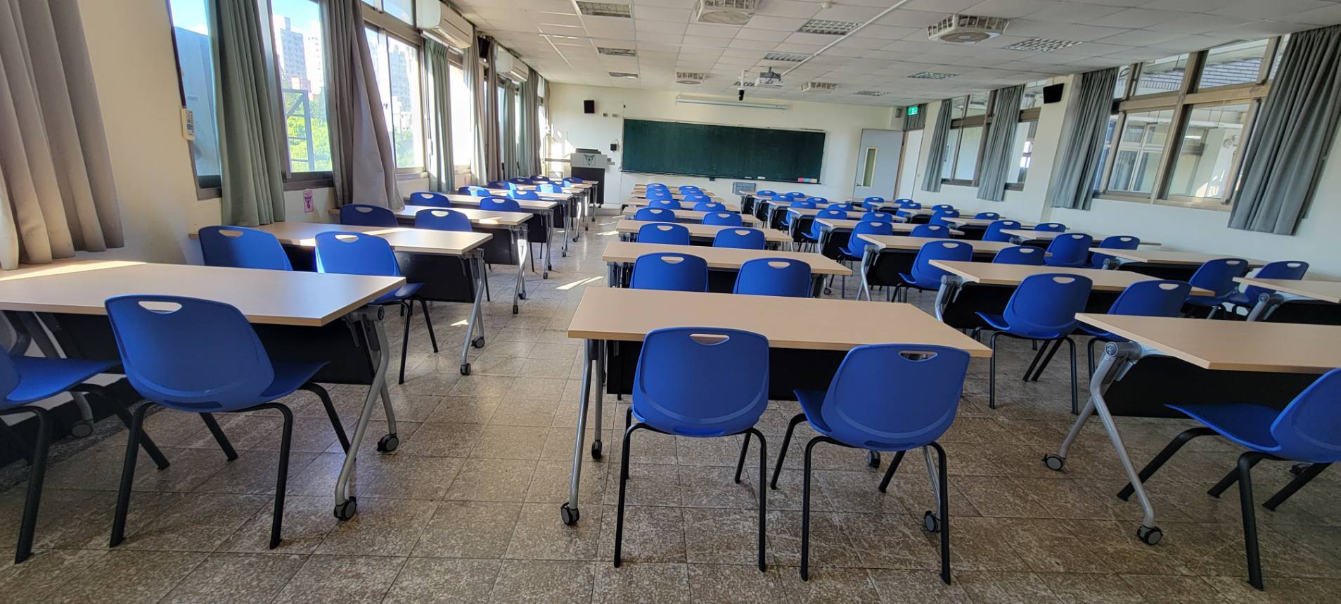 552教室 (管理大樓5樓)