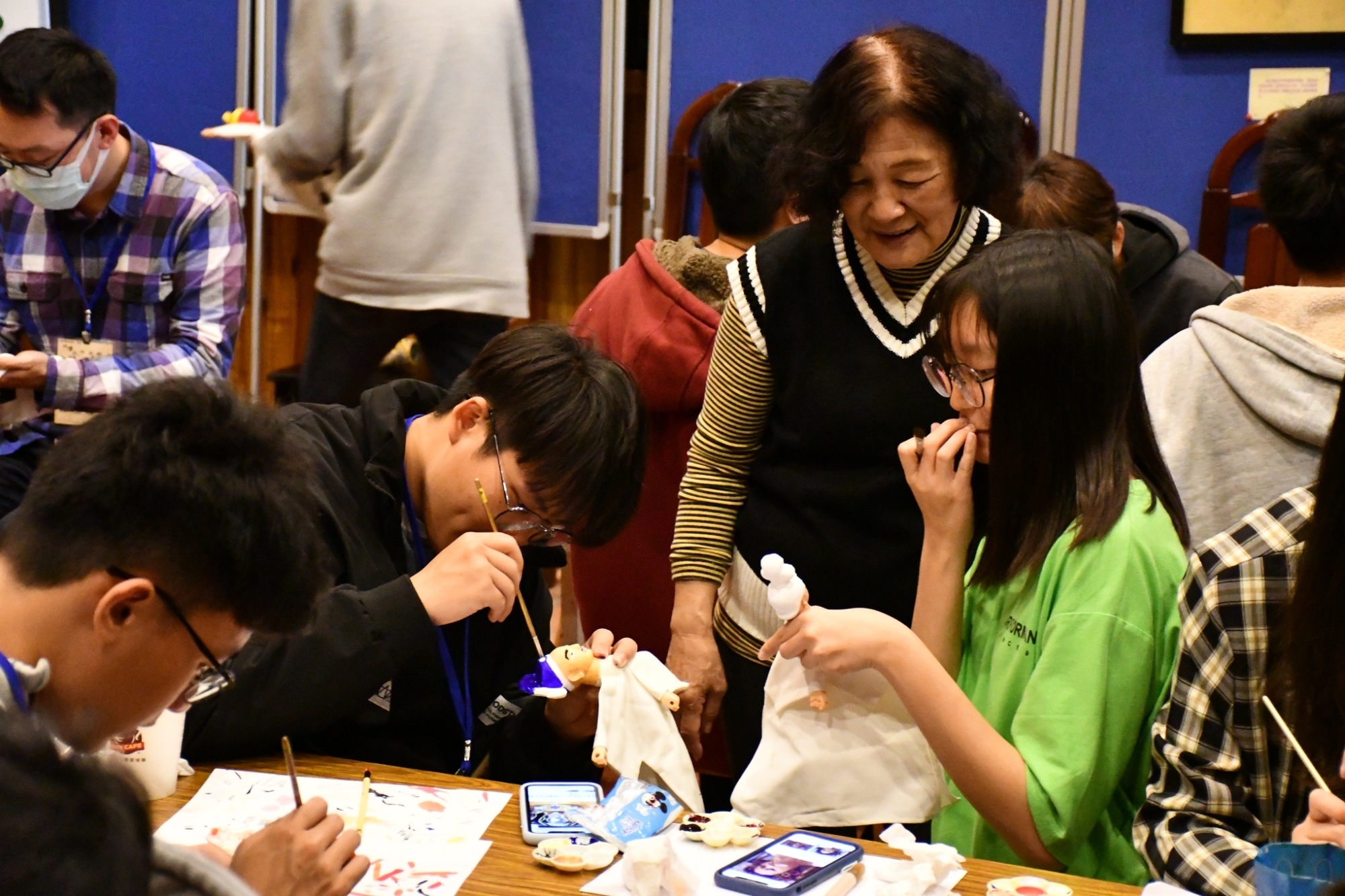 蔡素貞館長指導學生如何繪製布袋戲戲偶